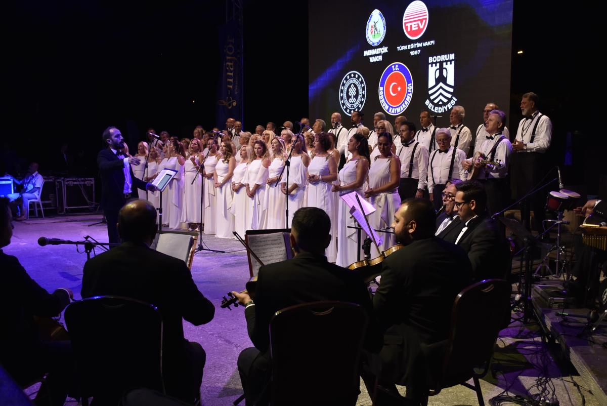 Muğla kültür sanat haberleri… Zeki Müren, ölümünün 26. yılında Bodrum’da şarkılarla anıldı