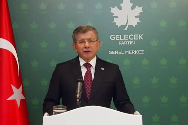 Ahmet Davutoğlu: “Erdoğan, Bahçeli Gibi Düşünüyorsa, Kendi Grup Başkan Vekili Gerçekten Cumhuriyet Düşmanı İse Sadece Görevinden Değil, Partiden de…