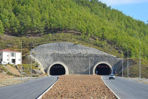 Akdeniz Sahil Yolu’nda bu yıl 3 tünel ve 1 viyadük açılacak! 12 saatlik yol 5 saat olacak