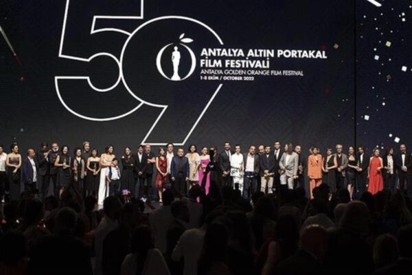 Antalya Altın Portakal Film Festivali’nde ödüller sahiplerini buldu! En iyi film ödülü Karanlık Gece’nin oldu