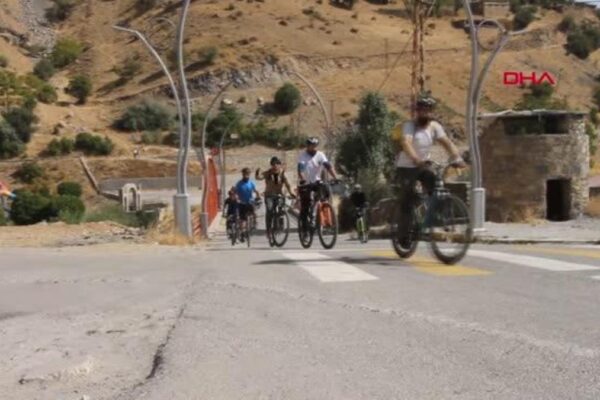 ÇATAK’TA 29 YIL ÖNCE TERÖR NEDENİYLE BOŞALTILAN KIRSAL MAHALLELERE BİSİKLET TURU