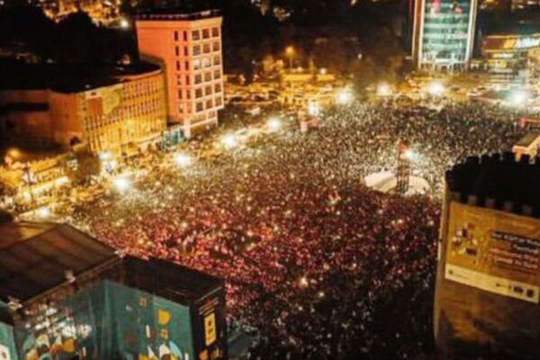 Zeynep Bastık’ın konser verdiği Diyarbakır’da hayat durdu! Tam 70 bin kişi katıldı