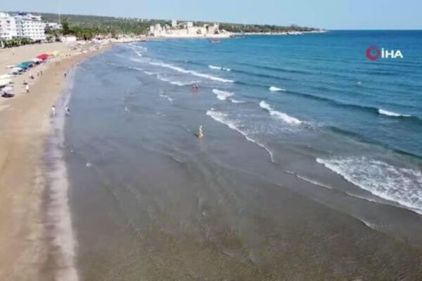 Doğu’da kar ve soğuk, Kızkalesi’nde deniz keyfi