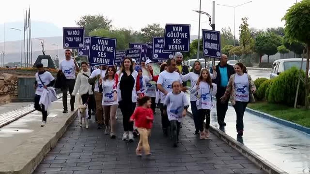 Van gündem haberi… Kadınlar, Van Gölü için 430 kilometre yürüdü