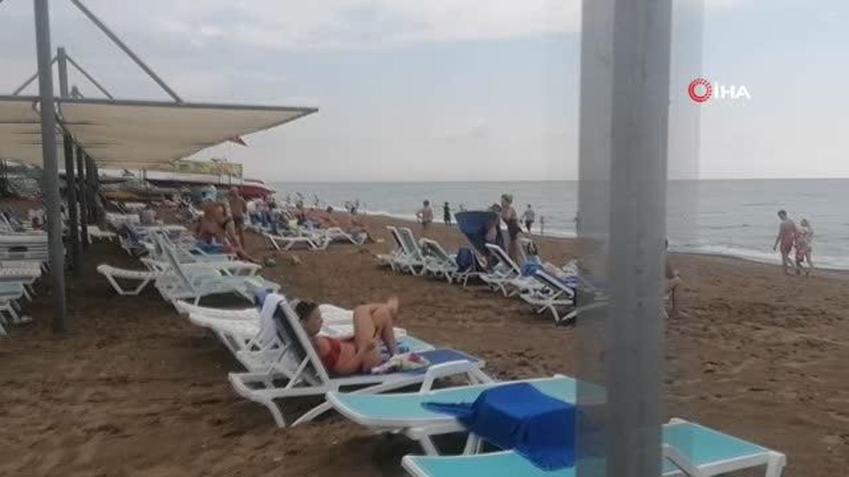 Antalya haberleri! Manavgat’ta sahilde patlayan kanalizasyon ve kötü koku turistlere zor anlar yaşattı