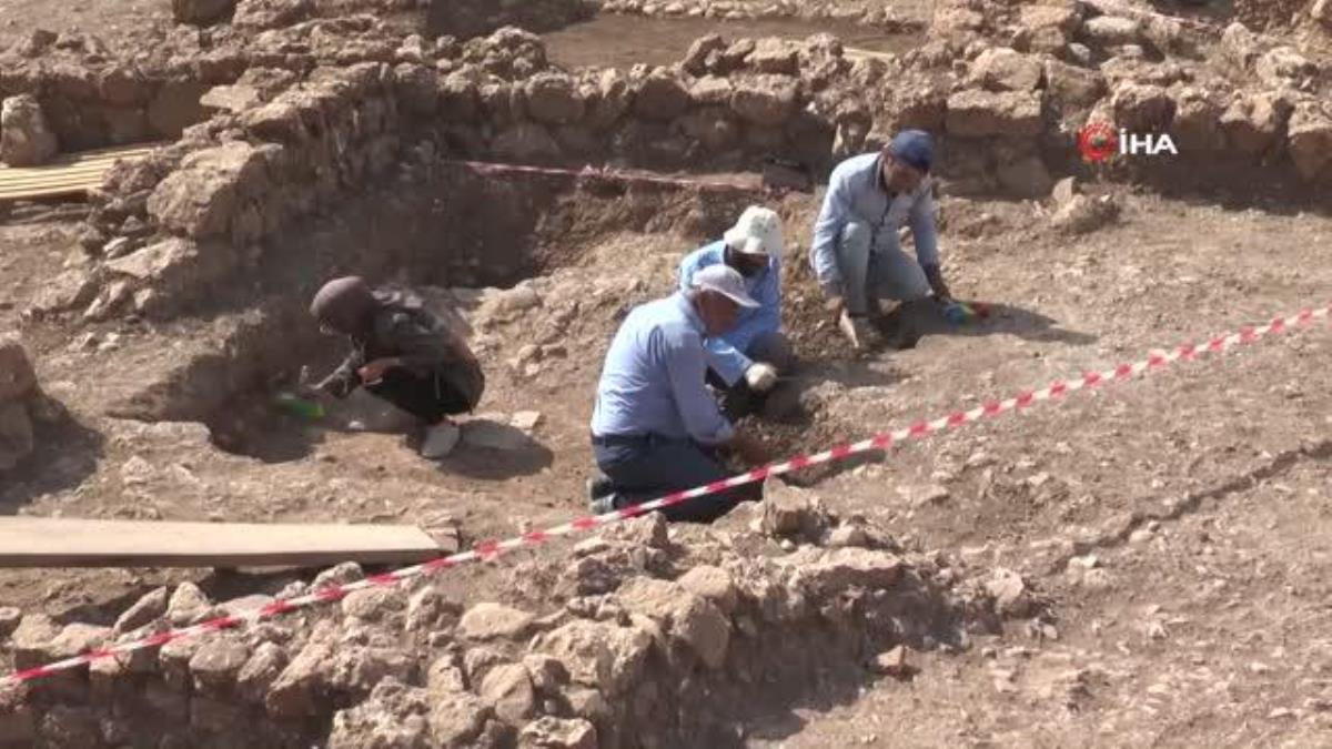 Perre’deki kazılarda Medusa kabartmalı phalera bulundu