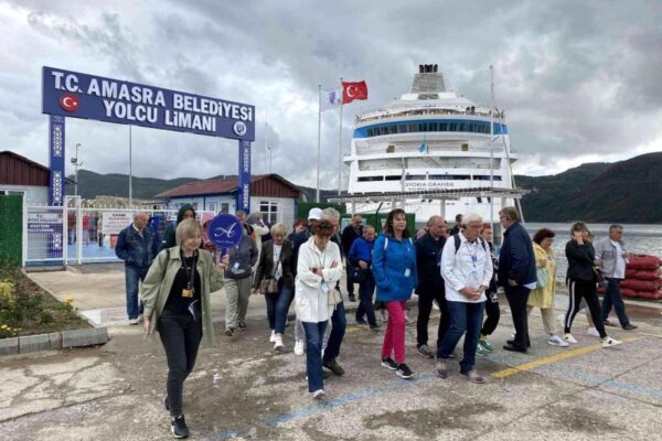 Bartın haberi… Rusya’dan demir alan kruvaziyer 796 yolcusuyla Amasra Limanına ulaştı