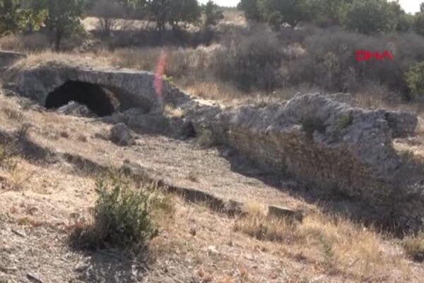 Köydeki kazı sırasında bulunan kapı heyecan yarattı! Arkeologlar içeri girmek için sabırsızlanıyor