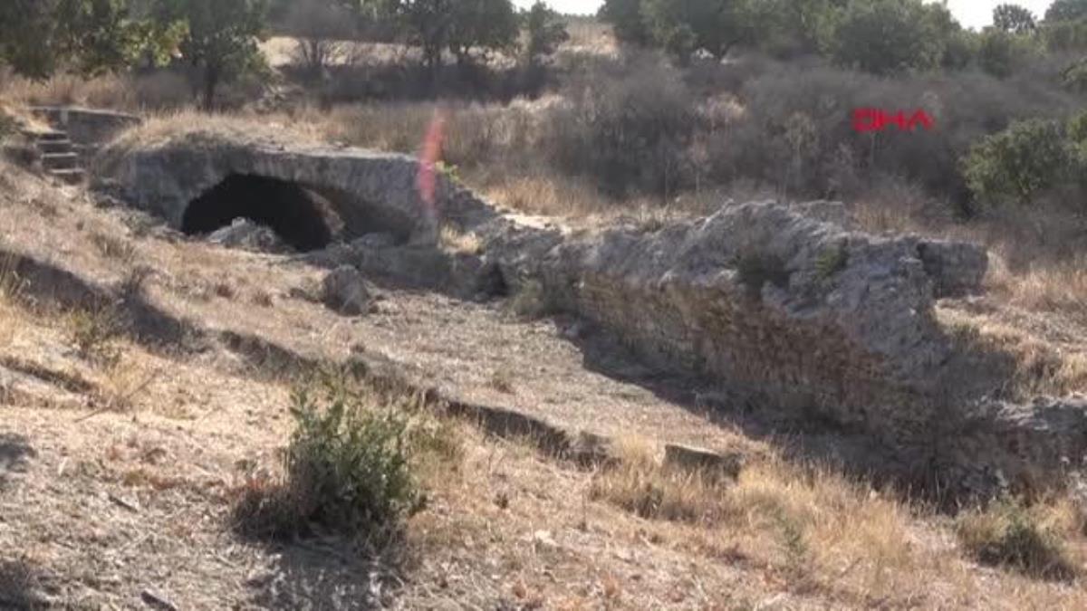 Köydeki kazı sırasında bulunan kapı heyecan yarattı! Arkeologlar içeri girmek için sabırsızlanıyor