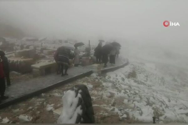 Nemrut’ta turistlere kar sürprizi