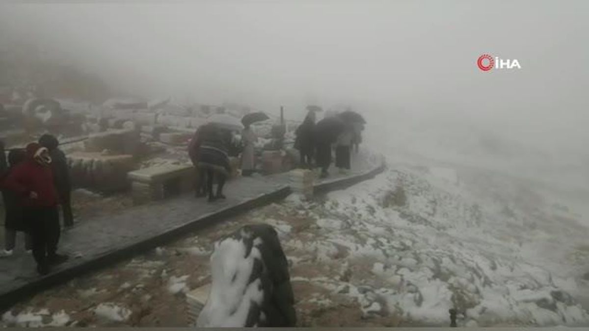 Nemrut’ta turistlere kar sürprizi