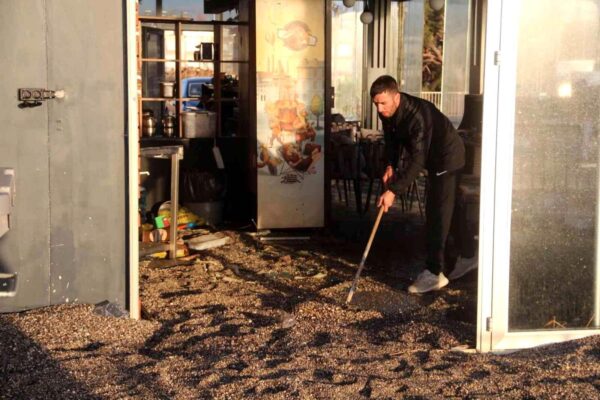 Antalya’da fırtına, dünyaca ünlü sahili savaş alanına çevirdi