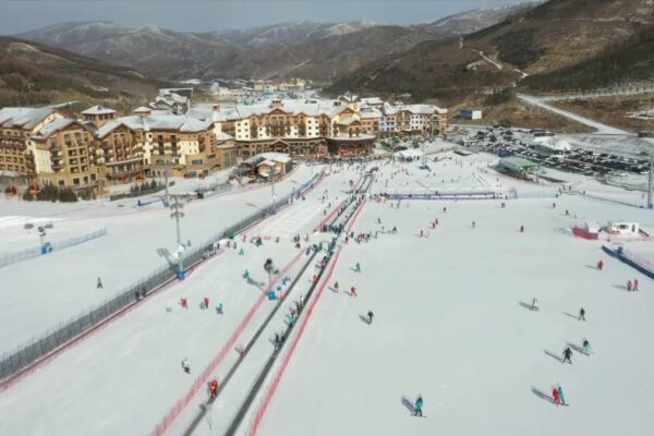 Çin’in Hebei Eyaletinde Buz ve Kar Sporları Bahar Festivali’nde Popüler Hale Geldi