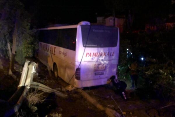 Manisa’da yolcu otobüsü yoldan çıktı: 3’ü çocuk 7 yaralı