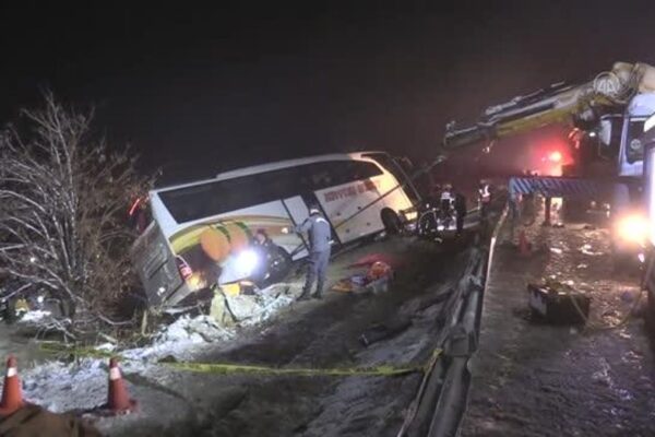 Kayseri’de yolcu otobüsünün devrilmesi sonucu 4 kişi öldü, 24 kişi yaralandı