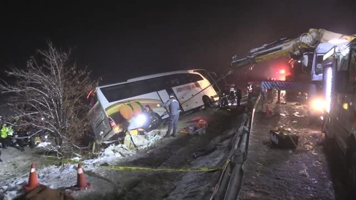 Kayseri’de yolcu otobüsünün devrilmesi sonucu 4 kişi öldü, 24 kişi yaralandı