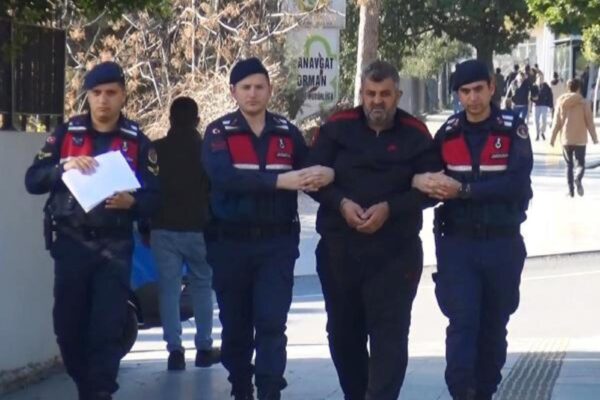 HATAY’DA YIKILAN BİNANIN MÜTEAHHİDİ ‘DEPREMZEDE’ OLARAK KALDIĞI OTELDE YAKALANDI